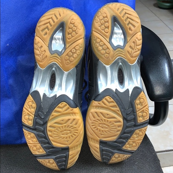Mizuno Volleyball Shoes - Picture 2 of 7